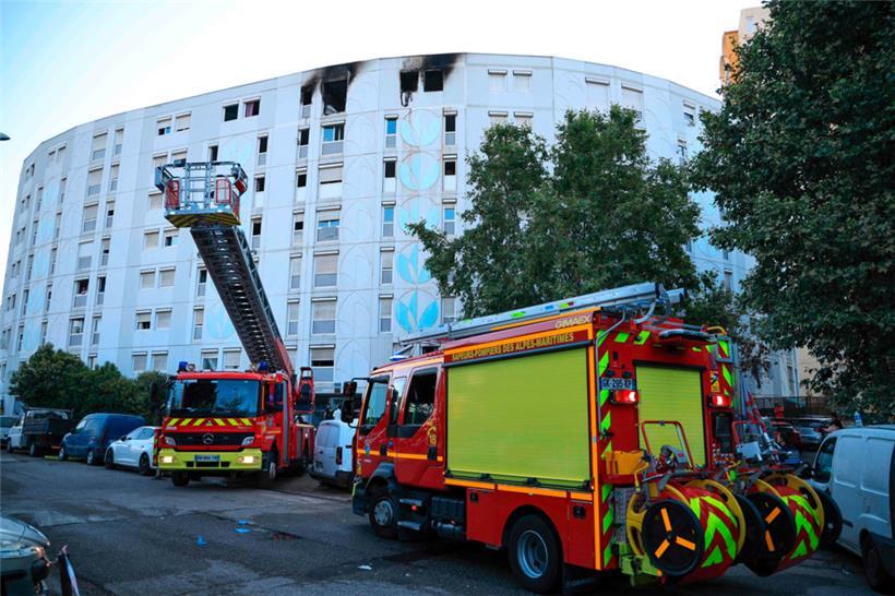  Französische Feuerwehrleute löschen ein Feuer, das über Nacht in einem Wohnhaus in einem Arbeiterviertel der südfranzösischen Stadt Nizza ausgebrochen ist
