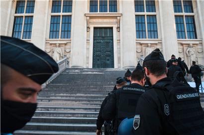 Französische Gendarmen sichern das Gerichtsgebäude in Paris ab
