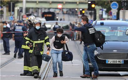 Französische Gerichtsmediziner treffen am Ort des Messerangriffs in Nizza ein
