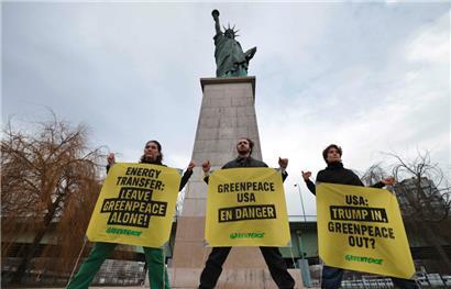 Französische Greenpeace-Aktivisten führen am 20. Februar eine Aktion zur Unterstützung von Greenpeace USA neben der Freiheitsstatue an der Pont de Grenelle in Paris durch. Energy Transfer, der Ölkonzern hinter der Dakota-Access-Pipeline, verklagt Greenpeace USA auf 300 Millionen US-Dollar.
