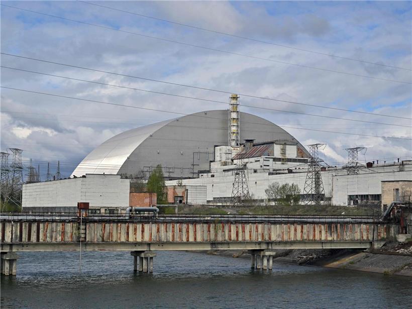 Französische Ingenieure errichten 2019 Schutzhülle über sowjetischen Betonsarkophag als Strahlenschutzmaßnahme