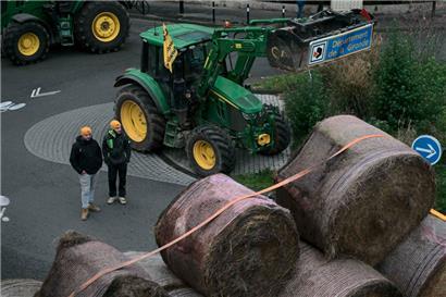 Französische Landwirte der CR-Gewerkschaft (Coordination rurale) versammeln sich in der Nähe der Präfektur während einer Kundgebung im Rahmen eines landesweiten Protests gegen das EU-Mercosur-Abkommen in Pessac, Südwestfrankreich
