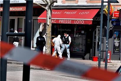 Französische Polizeibeamte in Schutzanzügen stehen am 4. April 2020 in einer Straße im Zentrum von Romans-sur-Isere, wo ein Mann zwei Menschen getötet und sieben verletzt hat.
