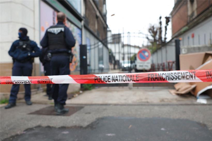 Französische Polizisten stehen am 17. November in Villeneuve-Saint-Georges, einem südöstlichen Vorort von Paris, Wache am Zugang zu dem Ort, an dem ein betrunkener Mann von einem Polizisten getötet wurde
