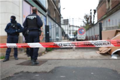 Französische Polizisten stehen am 17. November in Villeneuve-Saint-Georges, einem südöstlichen Vorort von Paris, Wache am Zugang zu dem Ort, an dem ein betrunkener Mann von einem Polizisten getötet wurde
