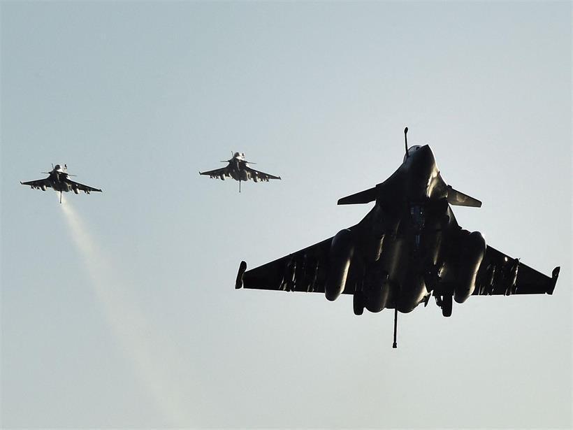 Französische Rafale-Kampfflugzeuge landen auf Flugzeugträger Charles de Gaulle nach Einsätzen im östlichen Mittelmeer