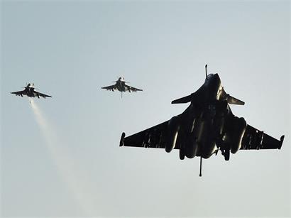 Französische Rafale-Kampfflugzeuge landen auf Flugzeugträger Charles de Gaulle nach Einsätzen im östlichen Mittelmeer