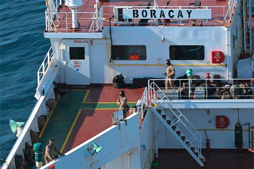 Französische Soldaten sind auf dem unter der Flagge Benins fahrenden Tanker „Boracay“ zu sehen
