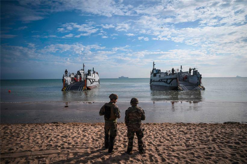 Französische Soldaten während einer gemeinsamen amphibischen Landungsoperation der USA und Frankreichs am 4. Juni 2024 am Omaha-Strand in Saint-Laurent-sur-Mer, Nordwestfrankreich

