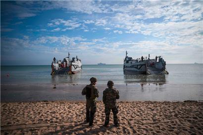 Französische Soldaten während einer gemeinsamen amphibischen Landungsoperation der USA und Frankreichs am 4. Juni 2024 am Omaha-Strand in Saint-Laurent-sur-Mer, Nordwestfrankreich
