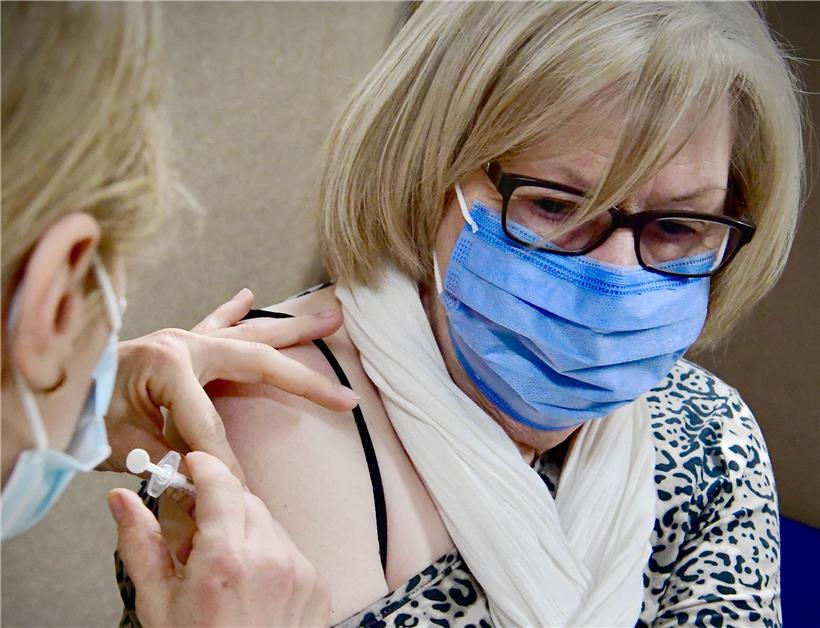 Frau W. bei der Impfung im Zentrum in Belval: Kleiner Stich, große Hoffnung
