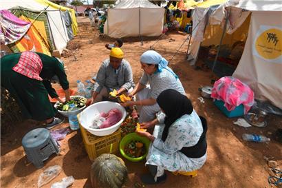 Frauen bereiten in einem Auffanglager im Erdbebengebiet eine Mahlzeit vor: Die Not auf dem Land ist weiterhin groß.

