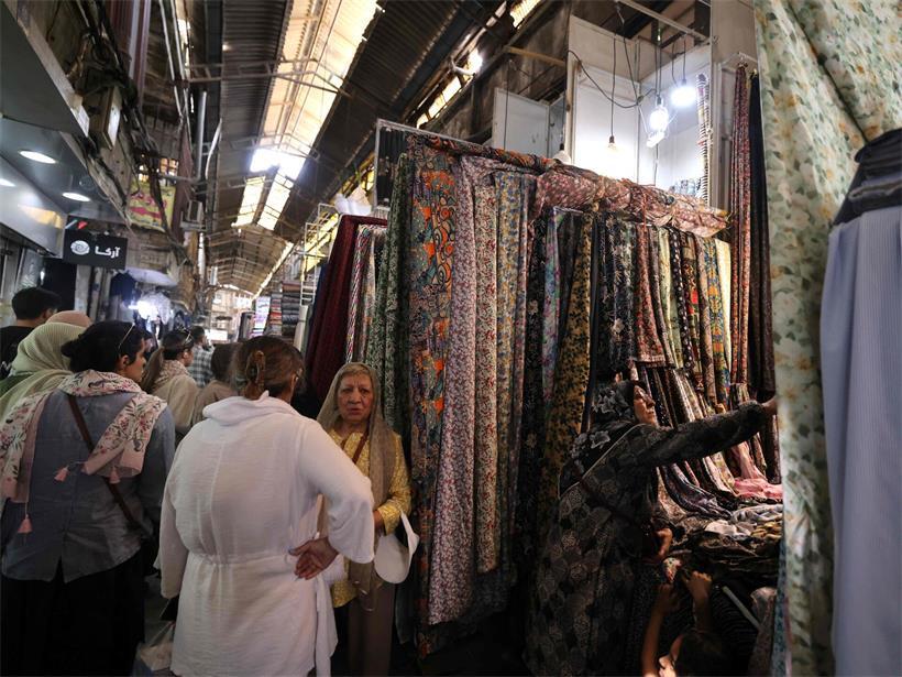 Frauen besuchten am Samstag den großen Basar in Teheran