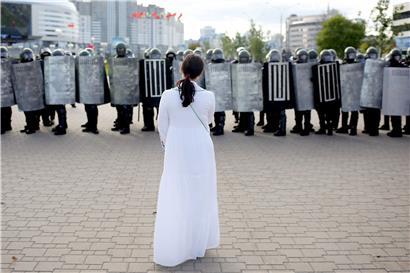 Frauen bilden das Gesicht der Proteste in Belarus, sagt Philosophin Olga Shparaga
