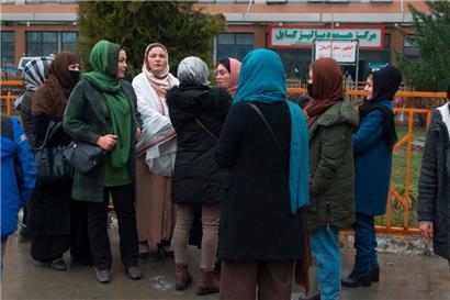 Frauen des „Afghanistan’s Powerful Women Movement“ stehen vor dem Jamhuriat-Krankenhaus in Kabul, nachdem ihnen von den Taliban verboten wurde, Blut zu spenden
