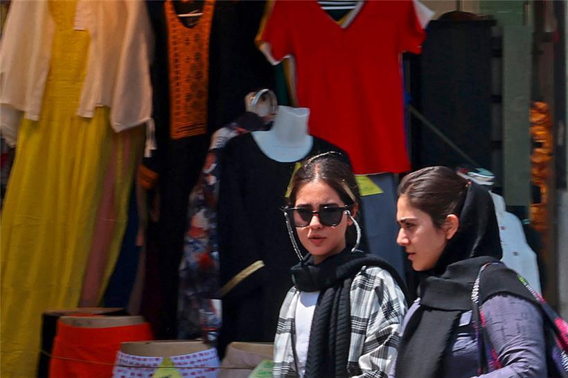 Frauen, die kein Kopftuch tragen, riskieren im Iran drakonische Strafen
