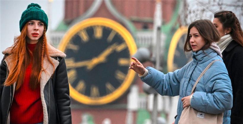 Frauen gehen in Moskau am Kreml entlang: Staat und Kirche in Russland suchen nach Wegen, damit die Frauen im Land wieder mehr und früher gebären
