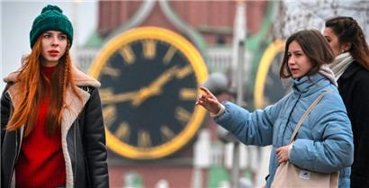 Frauen gehen in Moskau am Kreml entlang: Staat und Kirche in Russland suchen nach Wegen, damit die Frauen im Land wieder mehr und früher gebären

