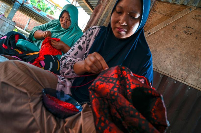 Frauen in der indonesischen Provinz Aceh beim Nähen 
