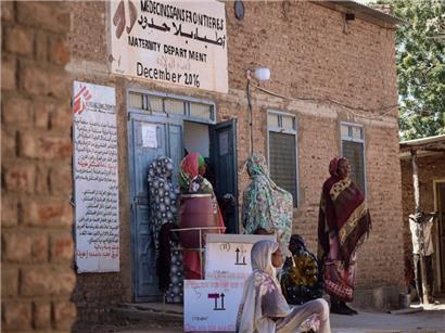 Frauen warten außerhalb einer von den MSF unterstützten Geburtsstation im Sudan auf eine Schwangerschaftsuntersuchung

