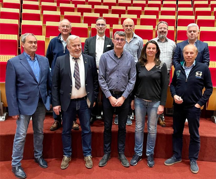 Fred Charlé (vorne, Mitte) nimmt sich der Aufgabe an
