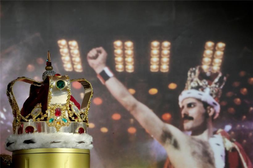 Freddie Mercurys charakteristische Krone, die er während der „Magic“-Tour trug, wird in den Auktionsräumen von Sotheby’s ausgestellt
