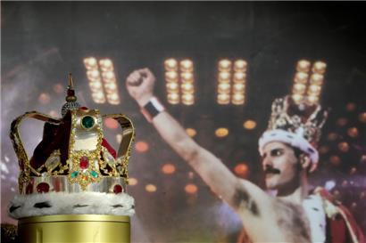 Freddie Mercurys charakteristische Krone, die er während der „Magic“-Tour trug, wird in den Auktionsräumen von Sotheby’s ausgestellt
