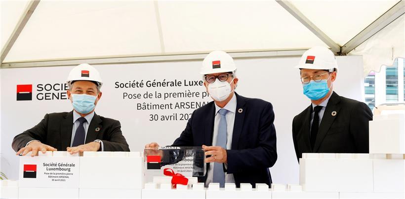 Frédéric Oudéa (Generaldirektor der Société-Générale-Gruppe) mit Pierre Gramegna (Finanzminister) und Arnaud Jacquemin (Geschäftsführer von SGL) bei der Zeremonie der Grundsteinlegung
