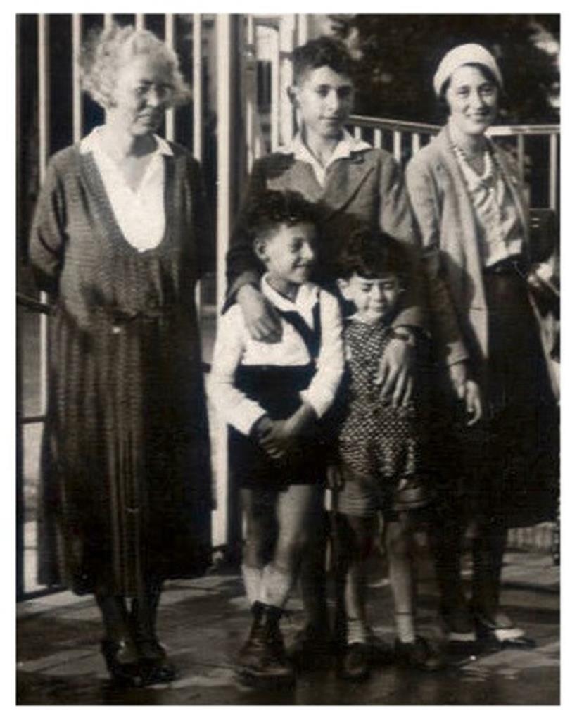 Fredy à l’âge de quatre ans avec sa famille et ses amis dans la cour de la maiso...