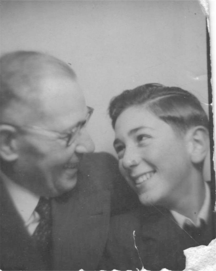 Fredy avec son grand-père Louis Brahms à Eymoutiers (Haute-Vienne) en 1943, photo prise par un copain français de Fredy, Jacques Bardaut, né en 1927 et décédé à Eymoutiers en 2016
