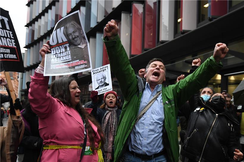 „Free Julian Assange“: Unterstützer jubeln nach dem Urteil

