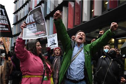 „Free Julian Assange“: Unterstützer jubeln nach dem Urteil
