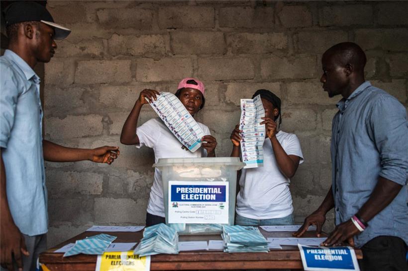 Freetown am vergangenen Samstag: Wahlhelfer beginnen mit dem Zählen der Stimmen zur Präsidentschaftswahl in Sierra Leone
