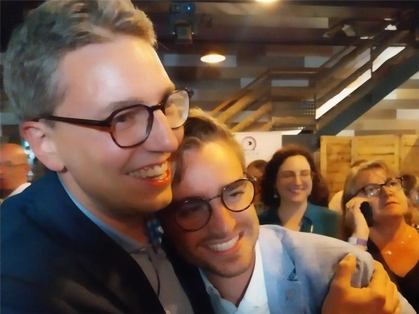 Freibeuter im Freudentaumel: Sven Clement feiert mit dem neuen Nord-Piraten Ben Polidori
