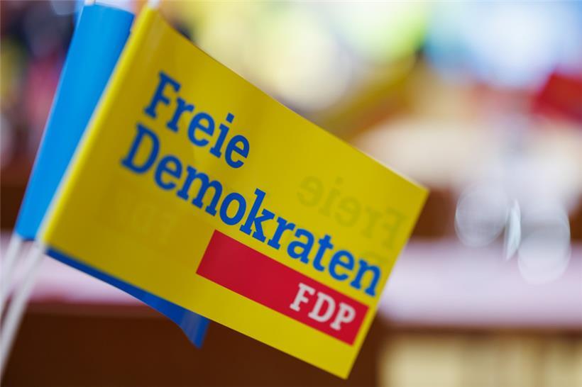 „Freie Demokraten – FDP“ steht beim Landesparteitag der FDP in Bayern auf einem Fähnchen
