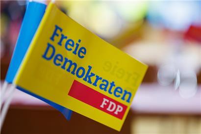 „Freie Demokraten – FDP“ steht beim Landesparteitag der FDP in Bayern auf einem Fähnchen
