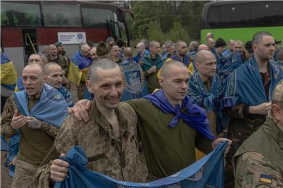 Freigelassene ukrainische Kriegsgefangene nach Austausch von 205 Gefangenen zwischen Russland und Ukraine am Freitag