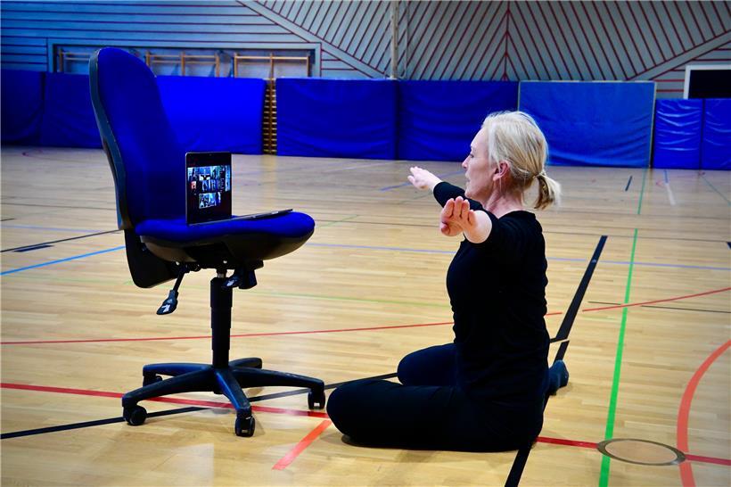 Freitagnachmittag in der Sporthalle des LGE: Sara Eden beginnt ihren Onlinekurs 
