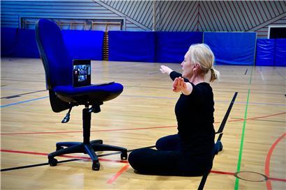 Freitagnachmittag in der Sporthalle des LGE: Sara Eden beginnt ihren Onlinekurs 
