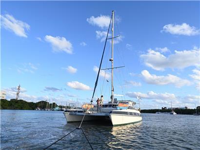 Freiwillige aus Europa laden Hilfsgüter auf Boote für Kuba, um Folgen des verschärften US-Embargos zu lindern.