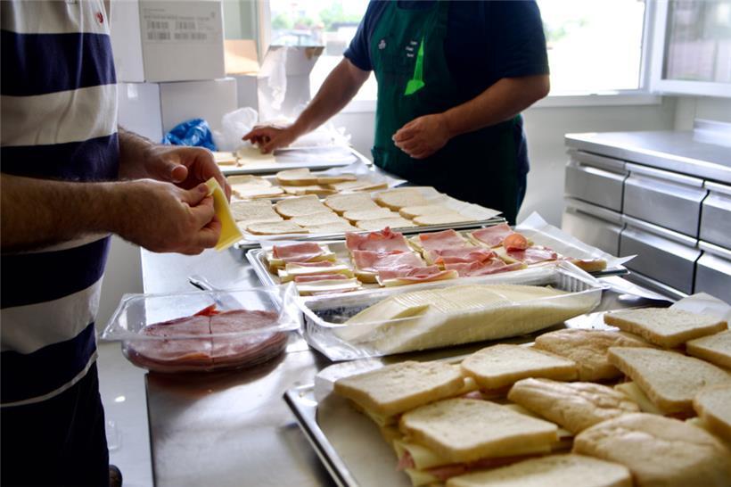 Freiwillige bereiten Snacks für das Team vor