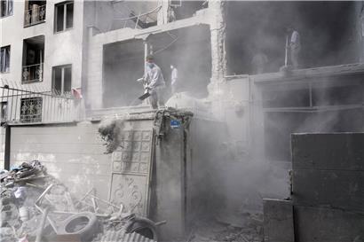 Freiwillige räumen in Teheran die Trümmer eines Wohnhauses, das beschädigt wurde, als eine nahe gelegene Polizeistation am Freitag bei einem amerikanisch-israelischen Angriff getroffen wurde