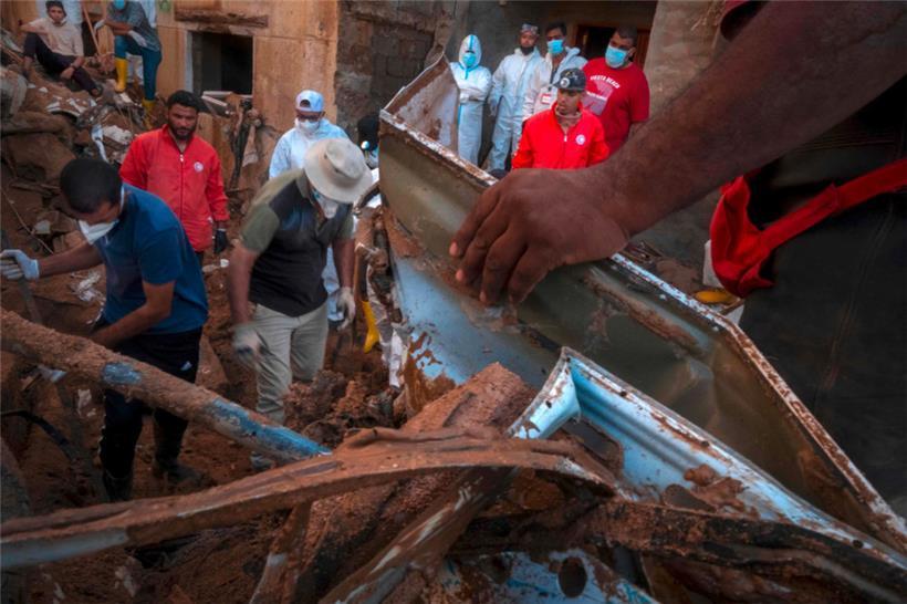 Freiwillige suchen in den Trümmern nach Überlebenden. Doch die Hoffnung schwindet. 
