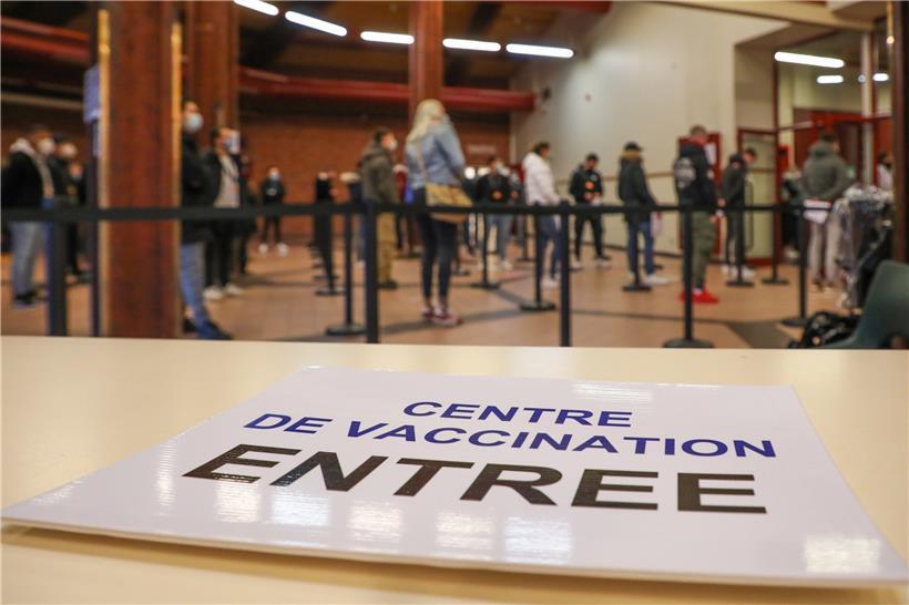 Freiwillige, zwischen 30 und 54 Jahren, die sich gemeldet haben, um mit Vaxzevria geimpft zu werden, bekommen ihre Einladungen
