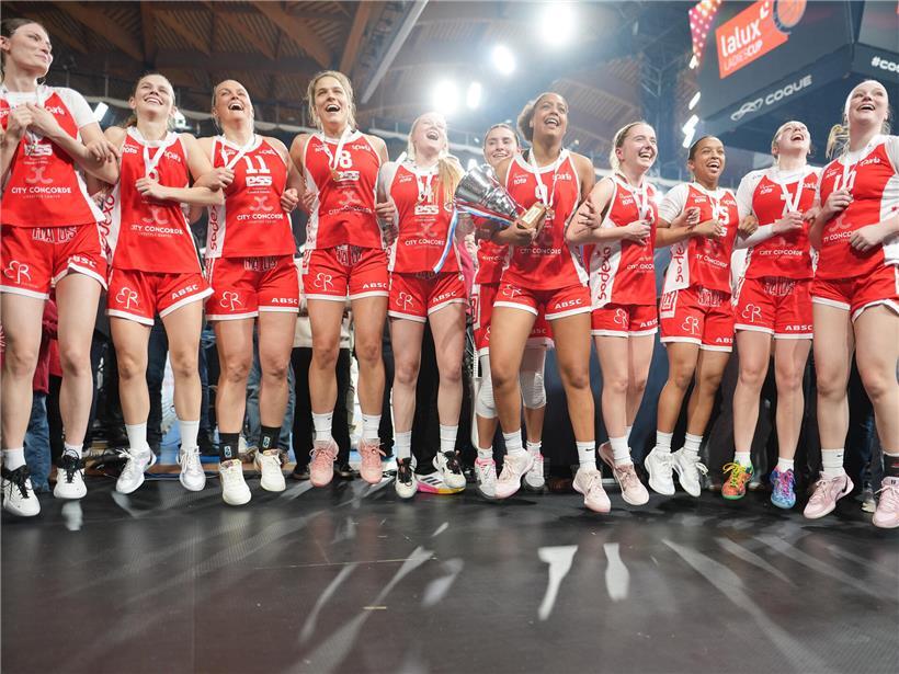 Sparta Damen jubeln über ersten Pokalsieg seit 1987 im Fußball, Freude und Teamgeist nach historischem Erfolg