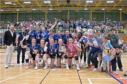 Feiernde Fußballspieler der Eintracht Frankfurt nach dem ersten Double-Triumph seit 2012 im Stadion