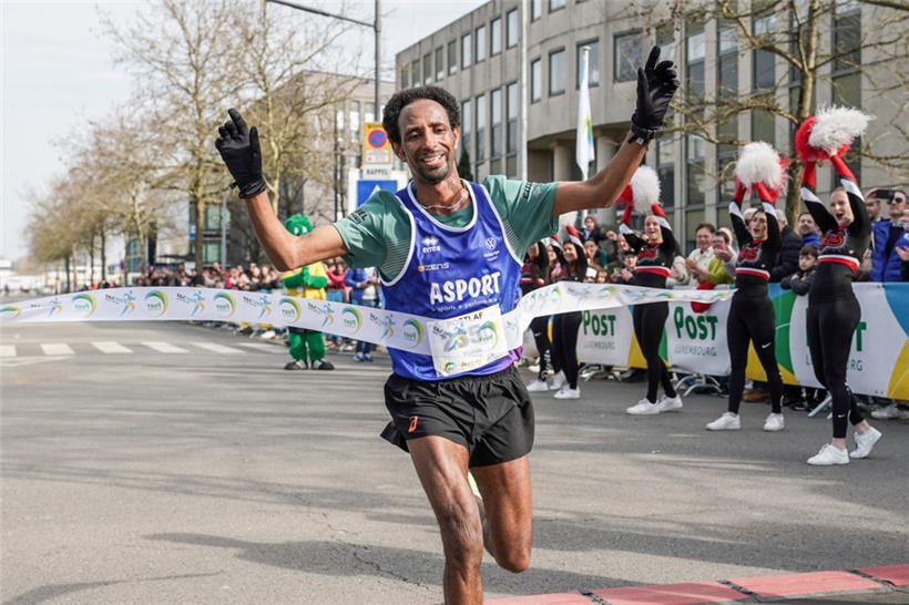 Freude beim alten und neuen Landesmeister über zehn Kilometer: Yonas Kinde