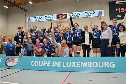 Jubelnde Gymnastin nach beeindruckendem Comeback-Sieg bei Wettkampf