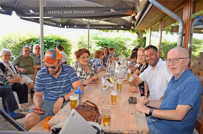 Freudige Gesichter bei der LSAP-Riege mit ihrem Spitzenkandidaten Bob Steichen (2.v.r.)
