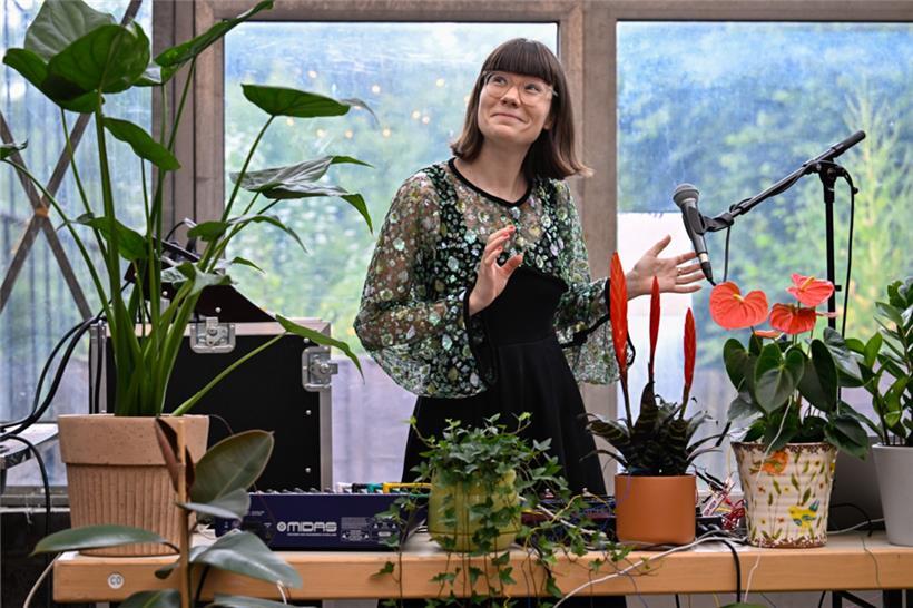 Freudige Vorstellung der Sommerevents: Pauline Mikó musiziert mit Pflanzen
